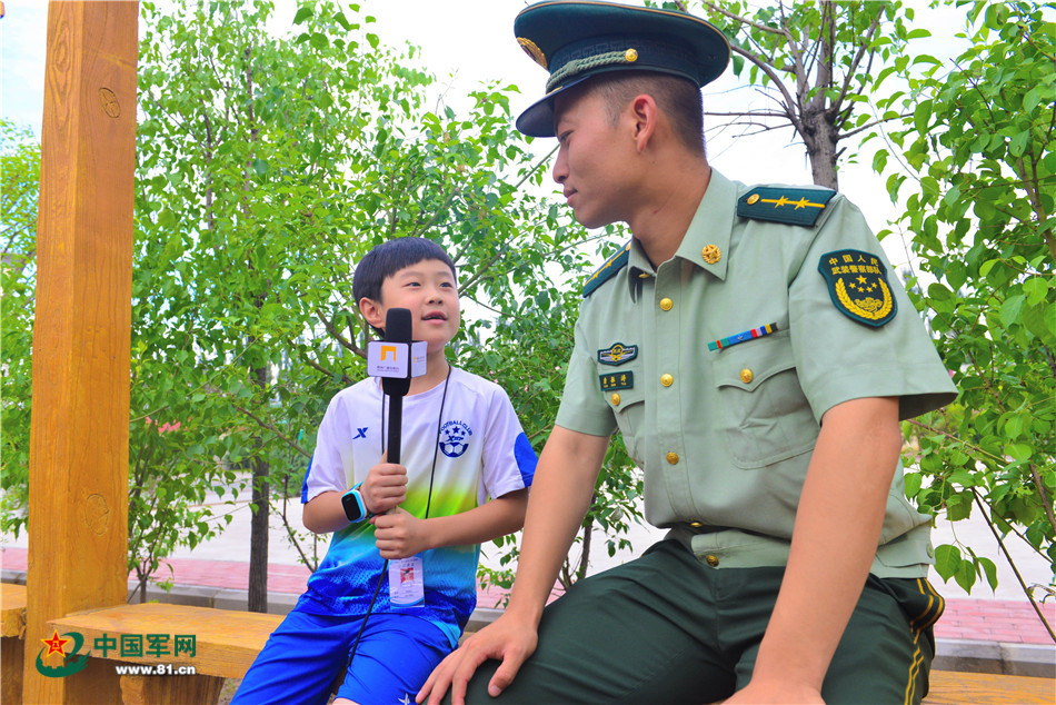 “小记者”进军营 长大后我就成了你